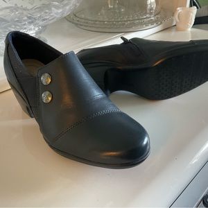 New Clarks Blue leather heeled slip on shoes size 7  UK 37 1/2